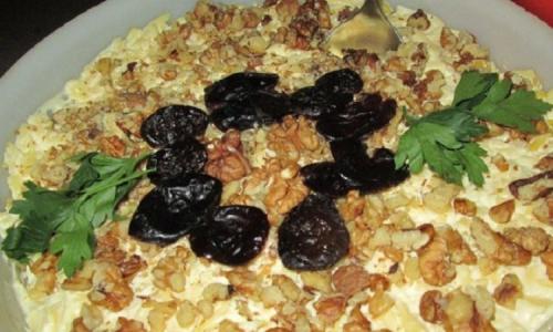 Свекольный салат с орехами и чесноком Салат из свеклы с орешками рецепт