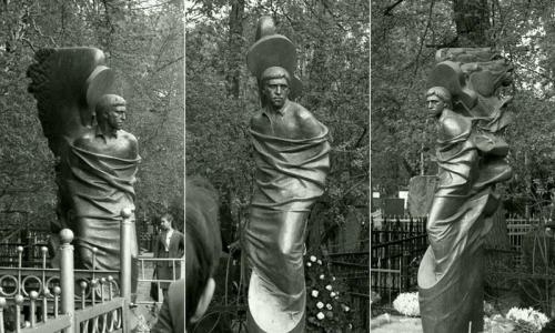Что означает памятник высоцкому на ваганьковском кладбище